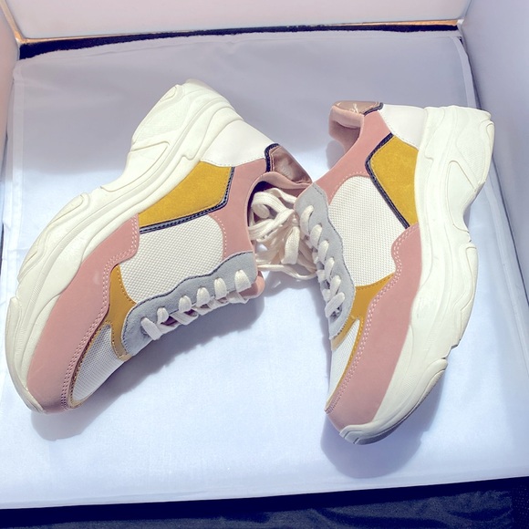 Like New, Tennis Shoes, Big Buddha brand, Women’s sz 8 - Picture 3 of 7